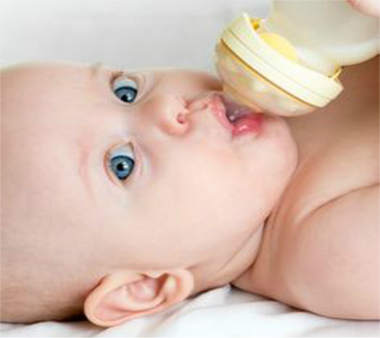 Cuanta leche materna debe tomar bebe 6 meses